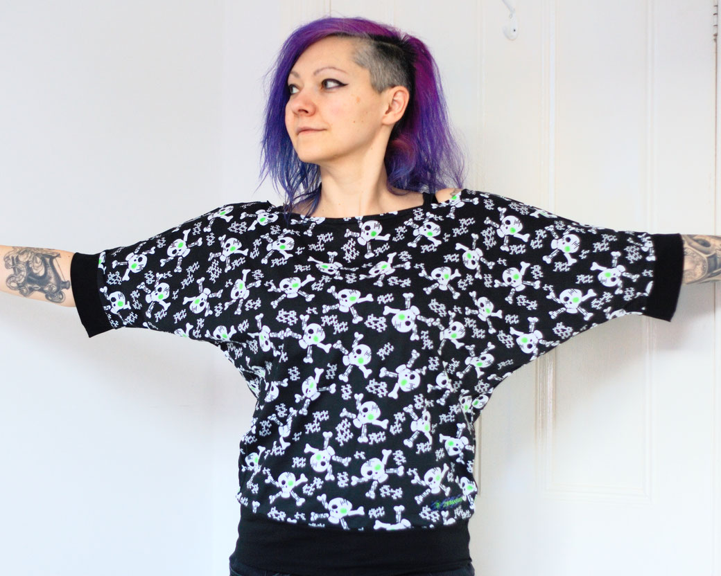 Tank, Batwing and Longsleeve - new Tops in the Shop - Green eyed skulls bat sleeves - Zebraspider DIY Anti-Fashion Blog