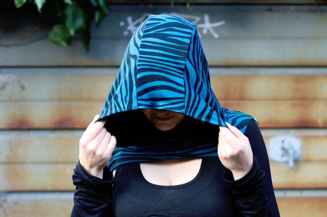 Die neuen Zebrakapuzenshrugs - Shrug mit extra großer Kapuze - Zebraspider DIY Anti-Fashion Blog