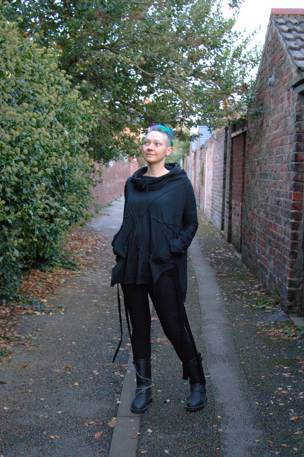 Dark post-apocalyptic outfits I wear to work - Ynhoia hoodie and Dorawyn leggings in black - Zebraspider Eco Anti-Fashion