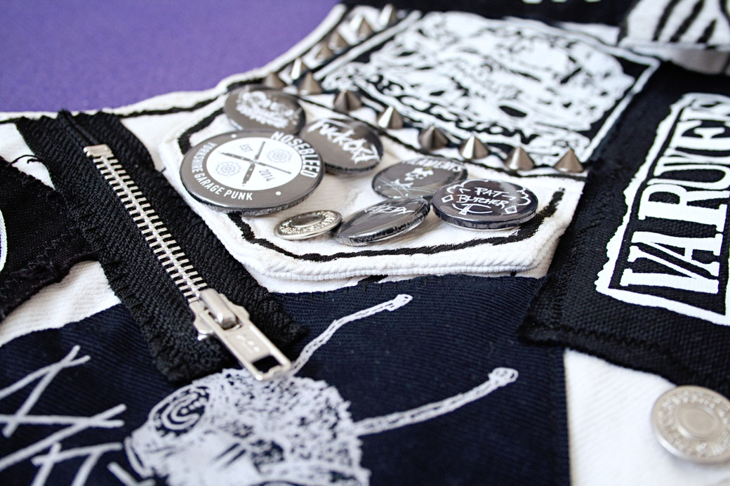 Update on the not-so-white-anymore punk vest - zipper, pocket flap badges, patches detail - Zebraspider Eco Anti-Fashion