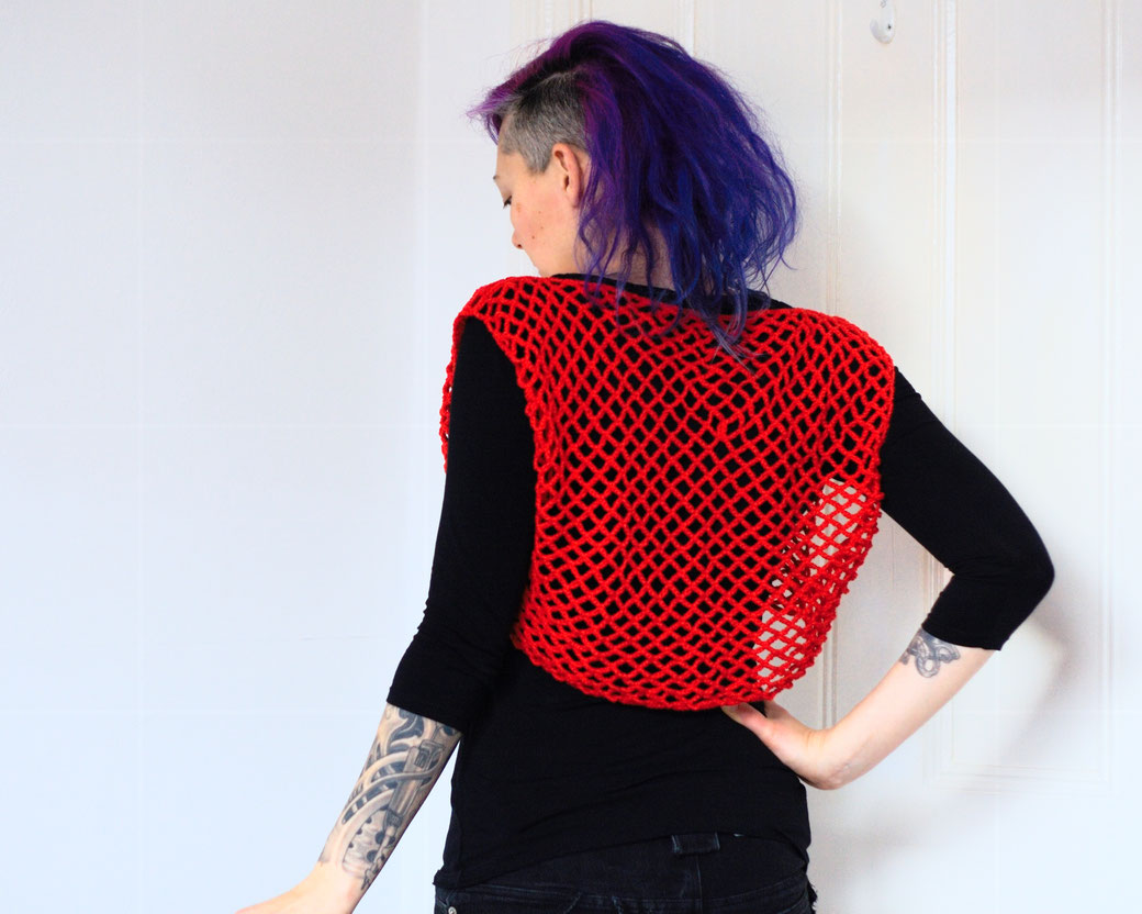 Crochet against low mood - red fishnet top - Zebraspider DIY Anti-Fashion Blog