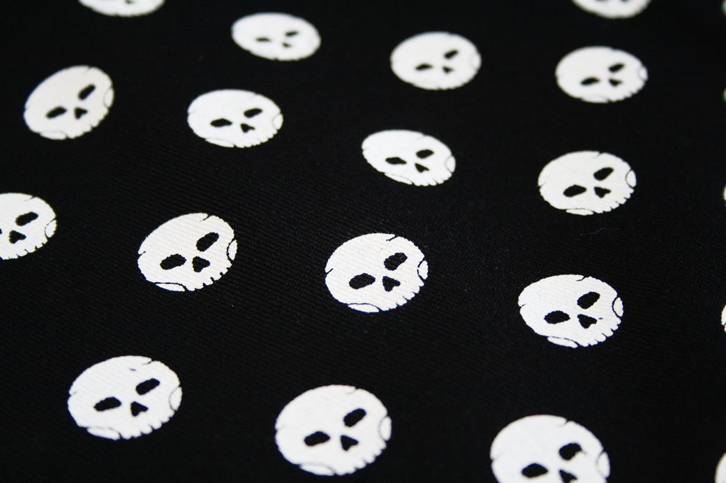 Stoffmuster selbst drucken - Polka Skulls Totenköpfe - Zebraspider DIY Anti-Fashion Blog