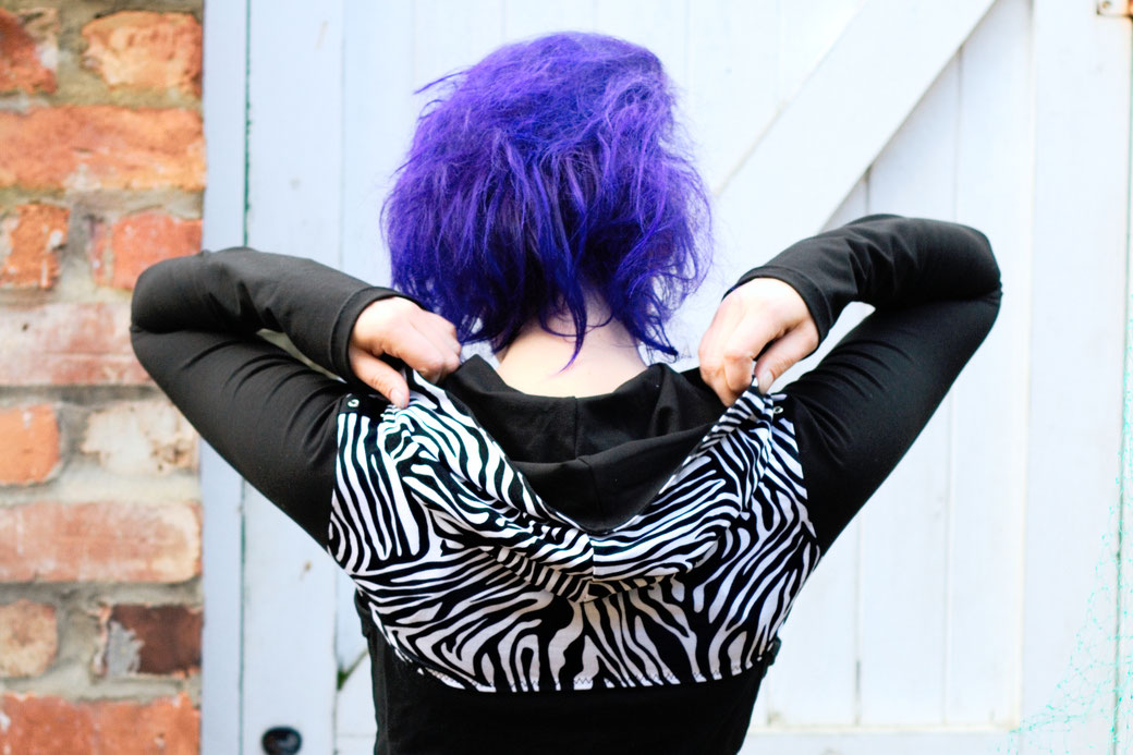 Die neuen Zebrakapuzenshrugs - schwarz weißer Shrug - Zebraspider DIY Anti-Fashion Blog