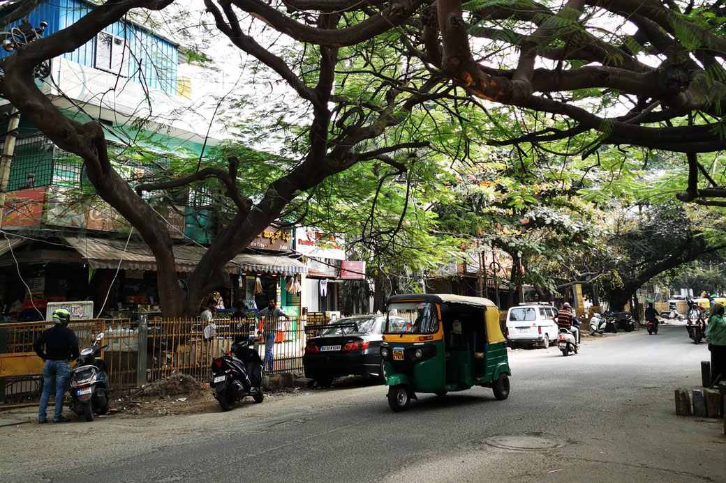 Straße im alten Teil von Bangalore