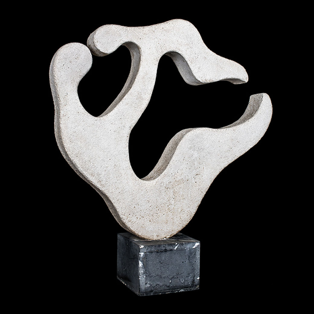 Madre e hijo. Piedra artificial. 68x76x9 cm. Años 60. Col. particular