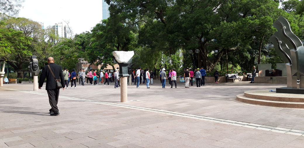 Kowloon Park - Im Hintergrund Tai-chi inspirierter Kreistanz