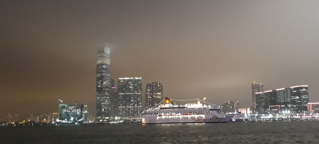 Blick auf Kowloon. Die Spitze des ICC-Towers verschwindet im Nebel