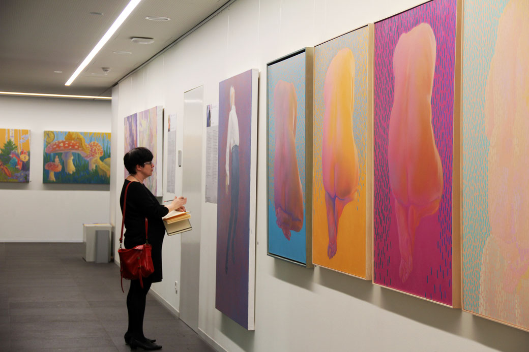 Blick in die Ausstellung, rechte Wand mit Acryl-Gemälden von Klaus Soppe, Rückenakte und 'Schwebender Mann', an der hinteren Wand Gemälde in Öl von Sandra Kolondam. Foto: DHBW Heilbronn.