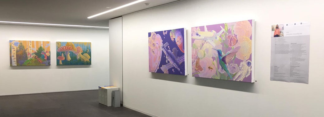 Ausstellungsansicht mit Ölgemälden von Sandra Kolondam. Foto: Sandra Kolondam.