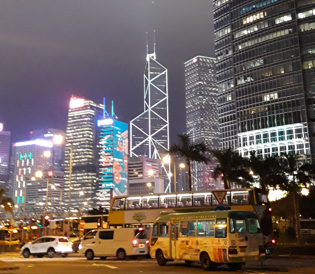 Central by night mit Blick auf Peis Bank of China