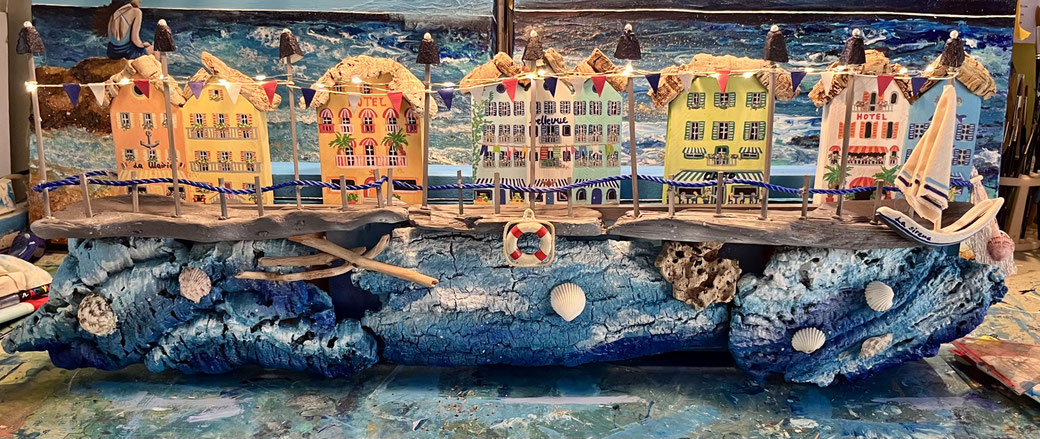 Ville au bord de la mer, Installation aus Upcyclingmaterial und Fundstücken aus der Natur
