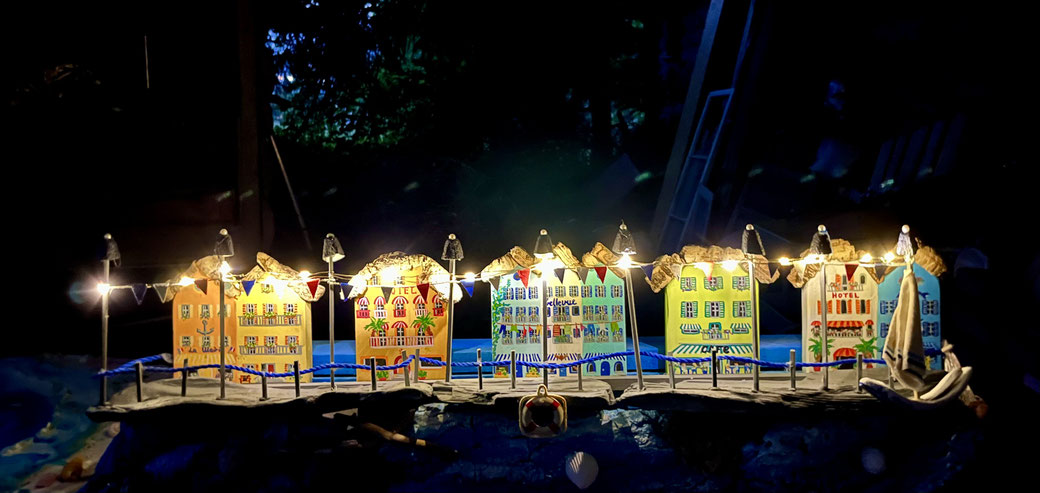 Ville au bord de la mer, Installation aus Upcyclingmaterial und Fundstücken aus der Natur
