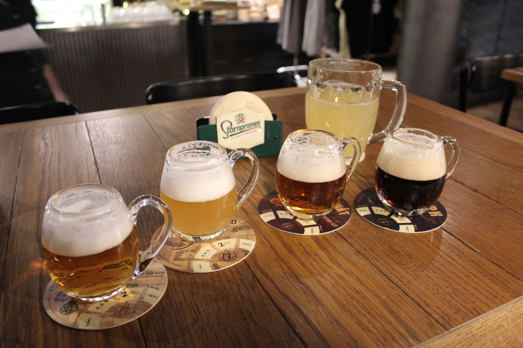 Vier Gläser mit Staropramen Bier