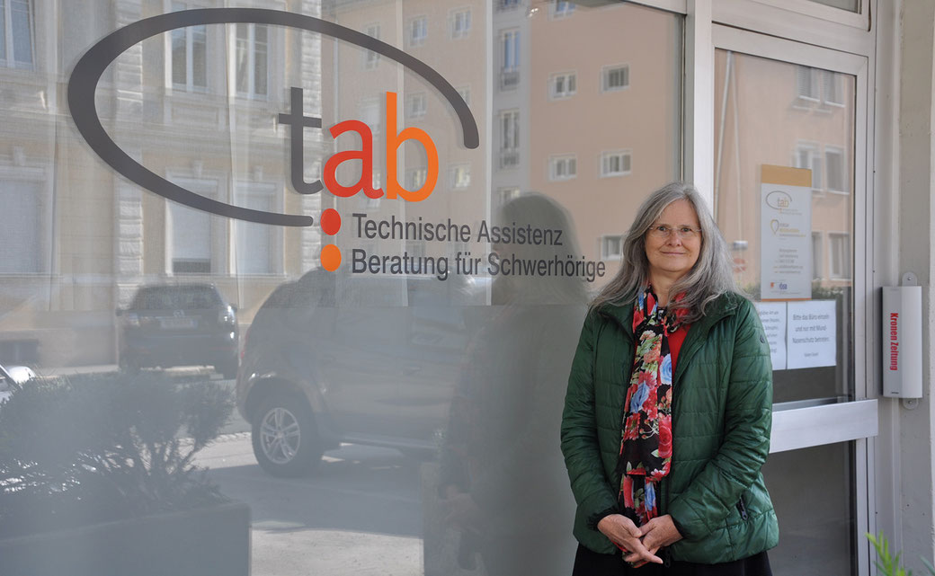 Frau Mag. Brigitte Slamanig, Obfrau des Verein "Forum besser HÖREN - Schwerhörigenzentrum Kärnten" und Projektleiterin des Projekts "tab - Technische Assistenz und Beratung für Schwerhörige". 