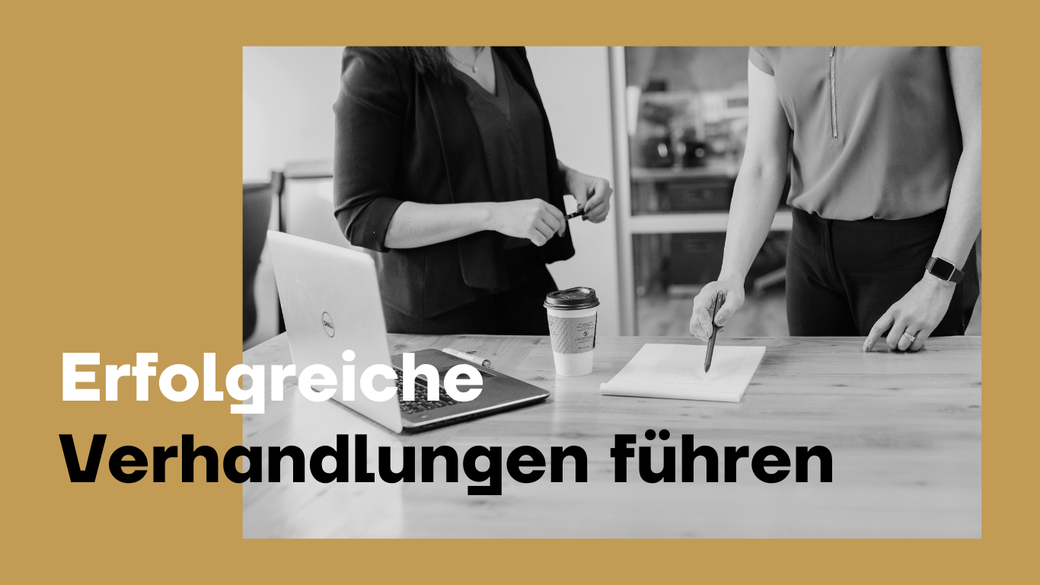 Birgit Allerstorfer erklärt auf dem Bild in einem Training, wie man erfolgreiche Verhandlungen führt.