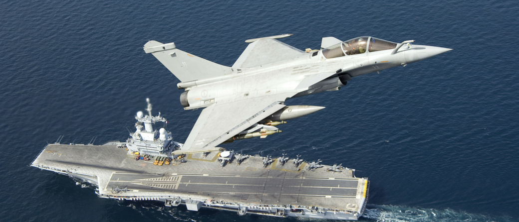 Dassault Rafale Marine F1 sorvola la Charles de Gaulle ( Foto: © ALEXANDRE PARINGAUX )