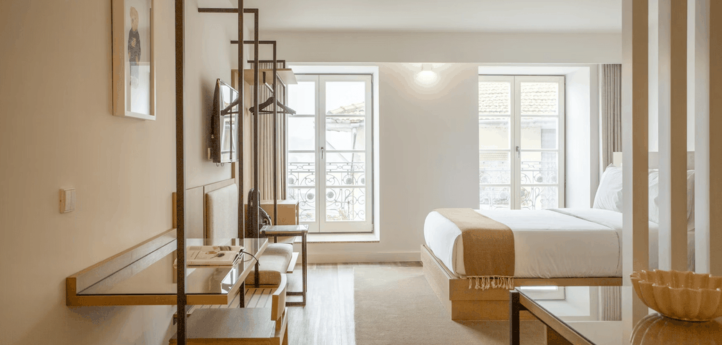 interno di una camera moderna colori beige e bianco