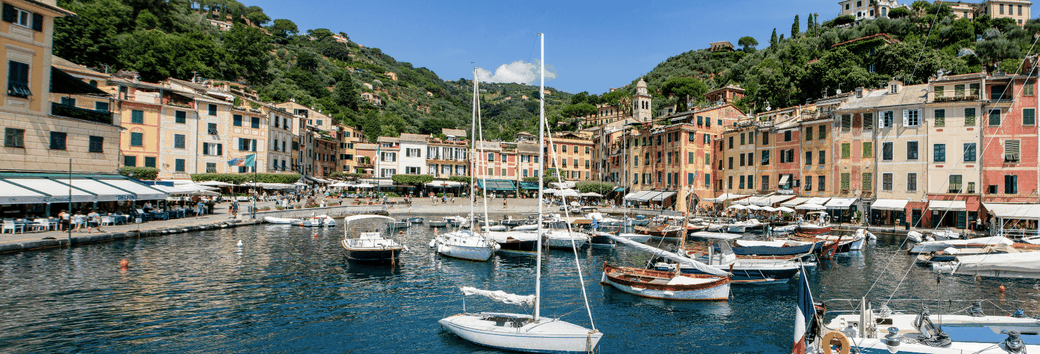 porticciolo con barche e cittadina ligure