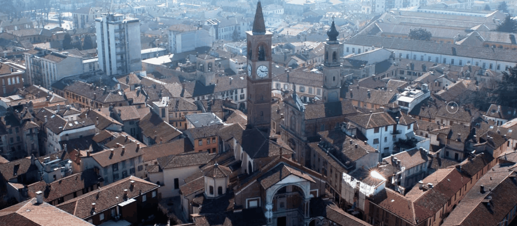 vista dall'alto di una città italiana e dei suoi campanili