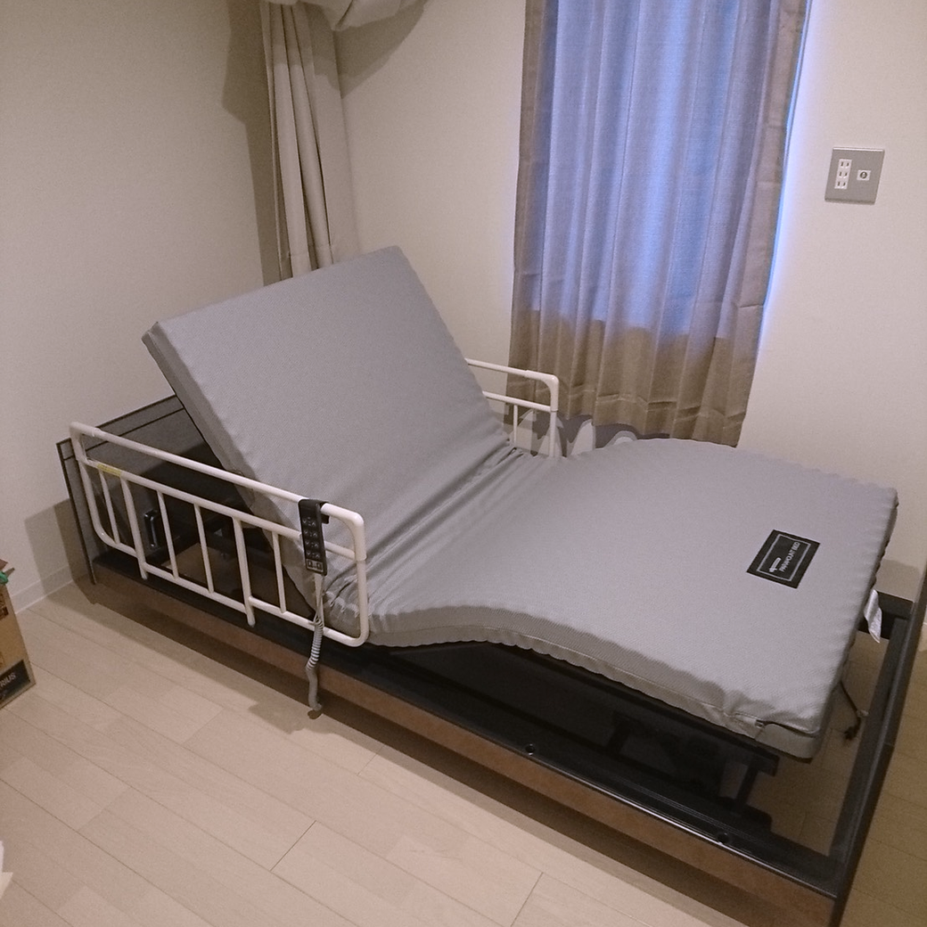 スタッフブログ「在宅用介護ベッドの導入」写真5「マットレスを敷き完成」その２