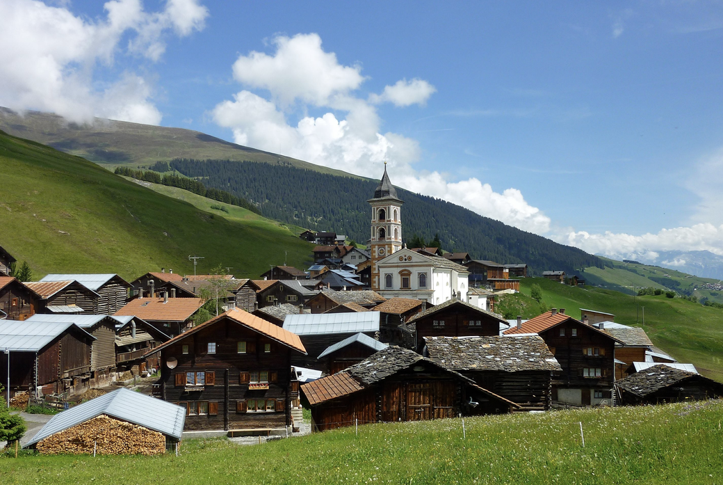 Zuhinterst im Tal das Dorf Vrin