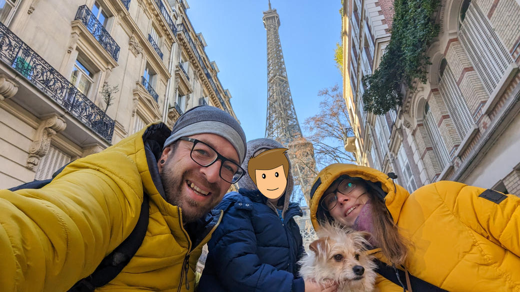 Eine Familie macht ein Selfie vor dem Eiffelturm in Paris.