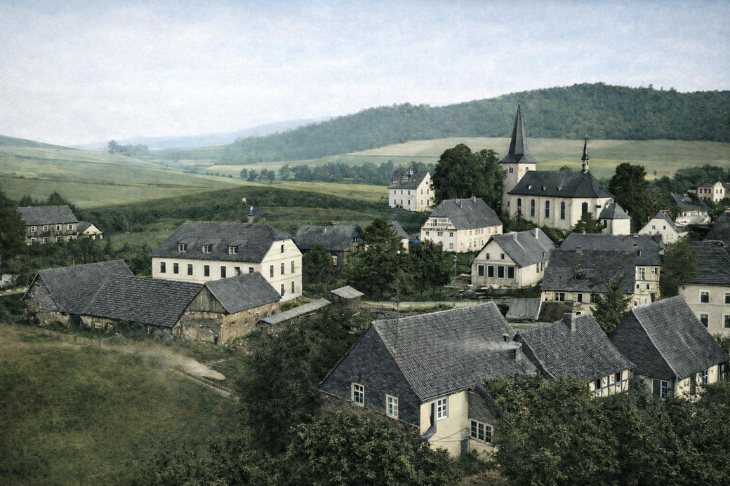 Bildausschnitt mit KI optimiert: Eslohe im Jahre 1905, rechts die Pfarrkirche St. Peter und Paul mit Pfarrhaus und Vikarie. Links im Bild: der Gasthof zur Post, dahinter Ökonomiegebäude für die Posthalterei (Pferdeställe, Wagenschuppen und Scheune)