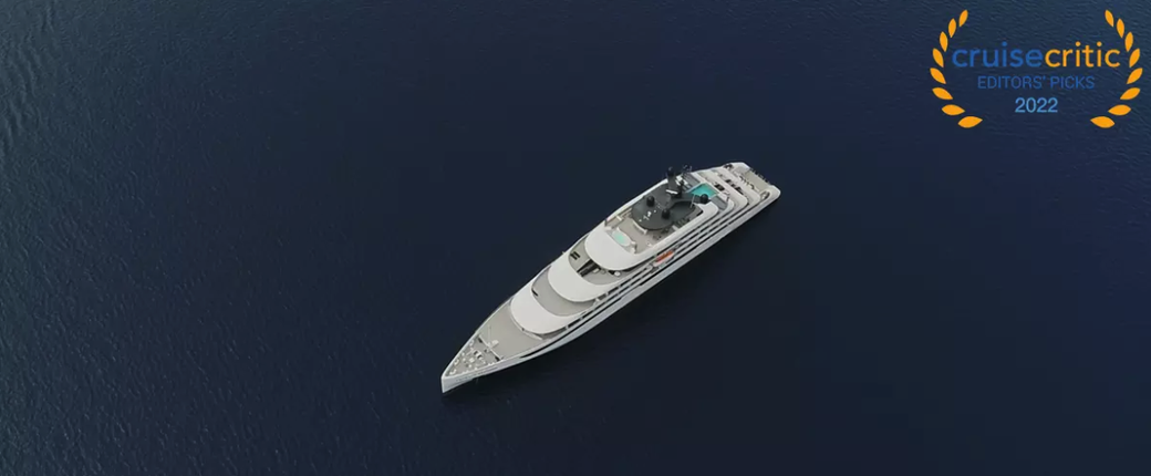 Vogelperspektive der Emerald Azzurra von Emerald Cruises auf hoher See mit Logo von cruisecritic editors picks 2022