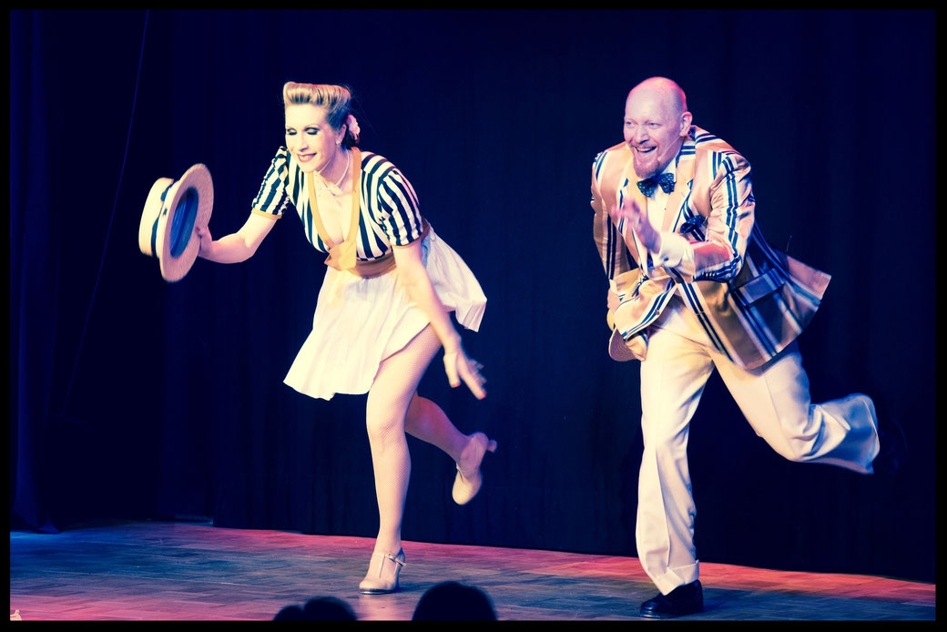 Die Münchner Steptanzlehrerin Silvia Plankl als Dixie Dynamite in einer klassischen Vaudeville Song & Tap Dance Nummer mit ihrem Duopartner Joe Flyingshoe Johnson auf der Bühne im Theater Drehleier München.