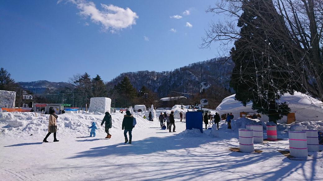 在祭典會場的白天，週末還可以體驗騎馬。