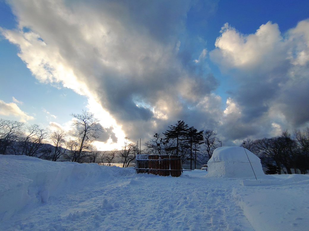 先用木材搭出框架，再把雪一層層堆上去， 之後拆掉木框，最後在雪裡挖出空間，就能做出「雪屋（Kamakura）」。 這是冬季祭典的準備工作之一。