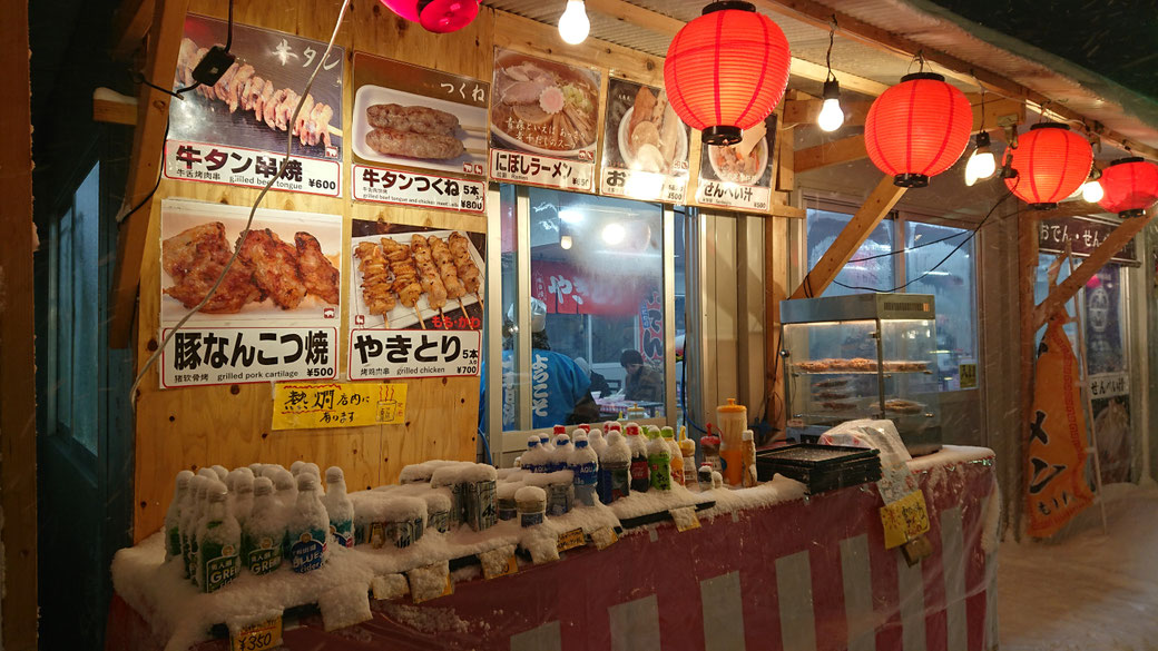 這是我們在冬季祭典期間營業的餐廳。 有時候連啤酒都會被凍住。