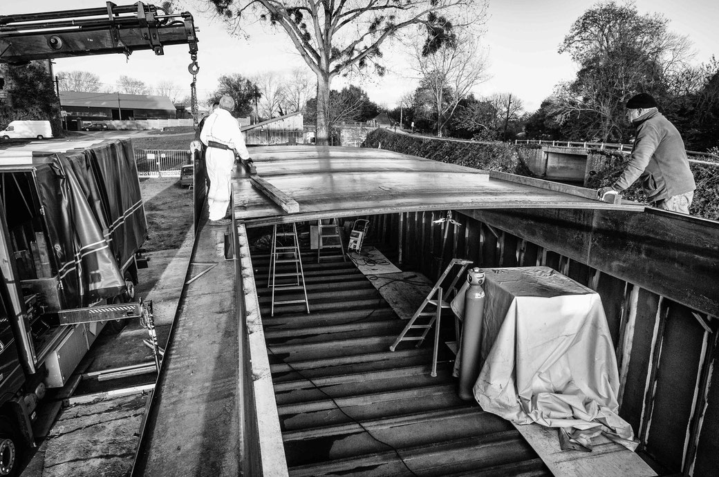 le toit se construit peu à peu laissant entrevoir le volume habitable à l'intérieur de la péniche 