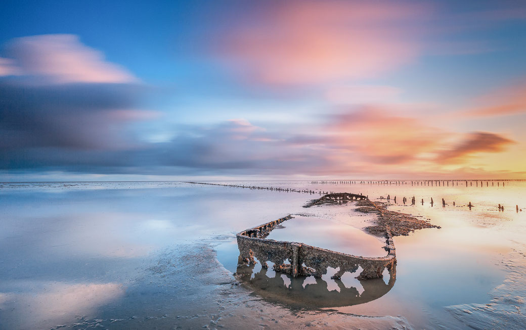 Scheepswrak op het Wad bij laagwater voor de kust van Wierum © Jurjen Veerman