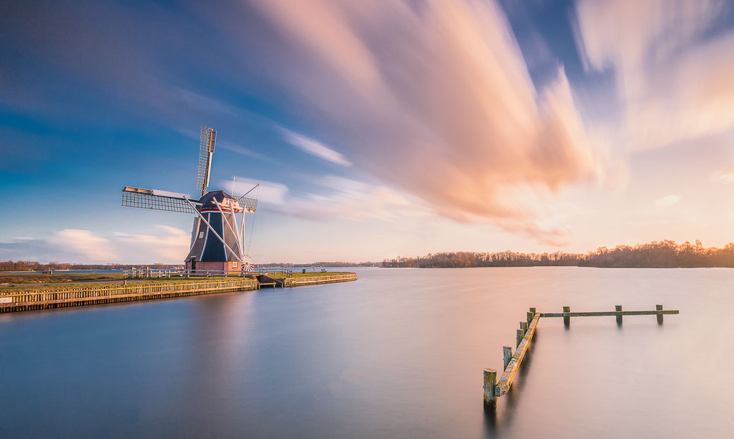 Poldermolen De Helper bij zonsondergang Paterswoldsemeer © Jurjen Veerman