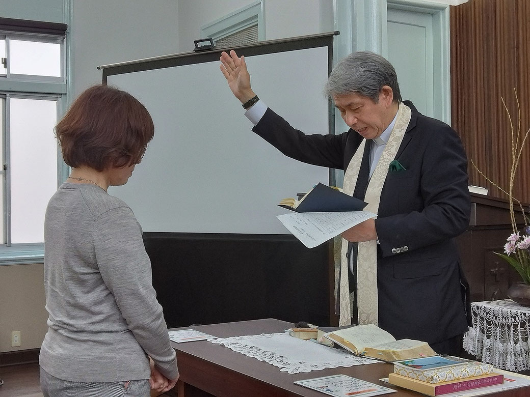 2025年11月9日(日)礼拝の最後に転入会式が執り行われました。教会学校育ちのKさん。お帰りなさい!