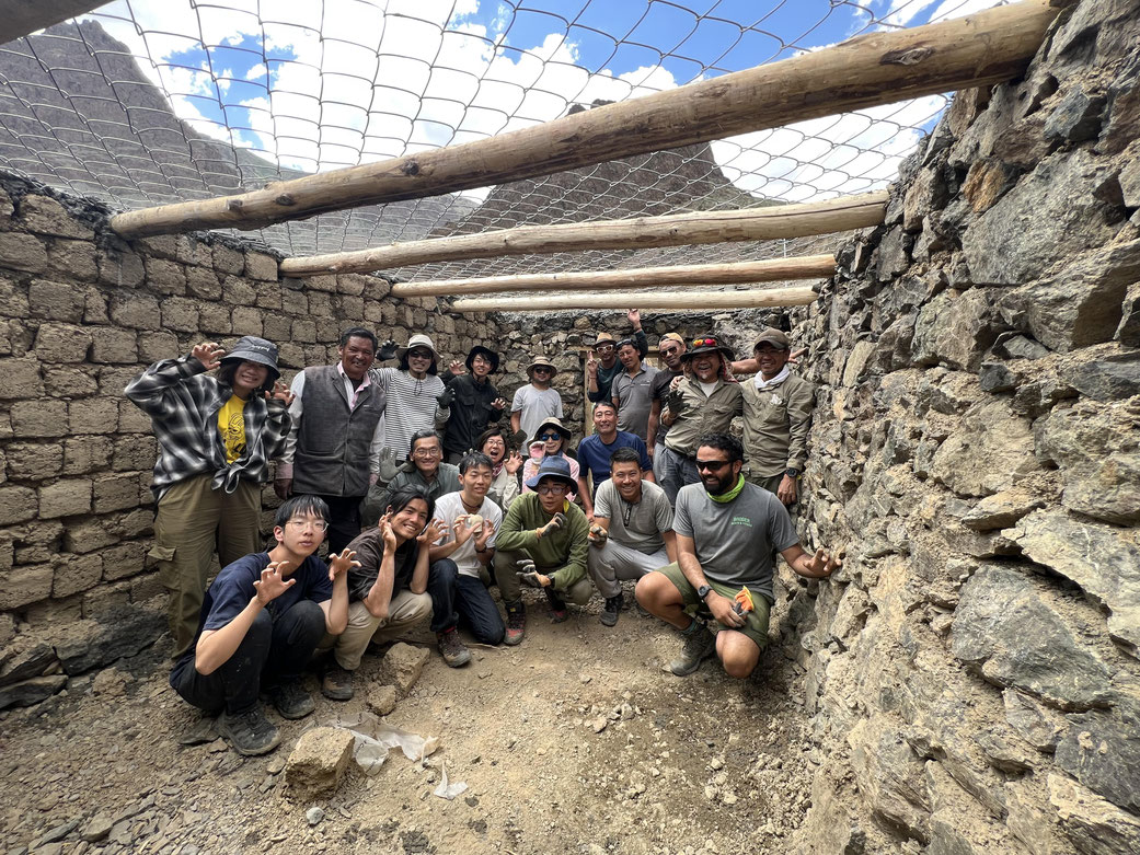 完成した小屋の中で記念撮影！！　みんなでLeopardのポーズ！