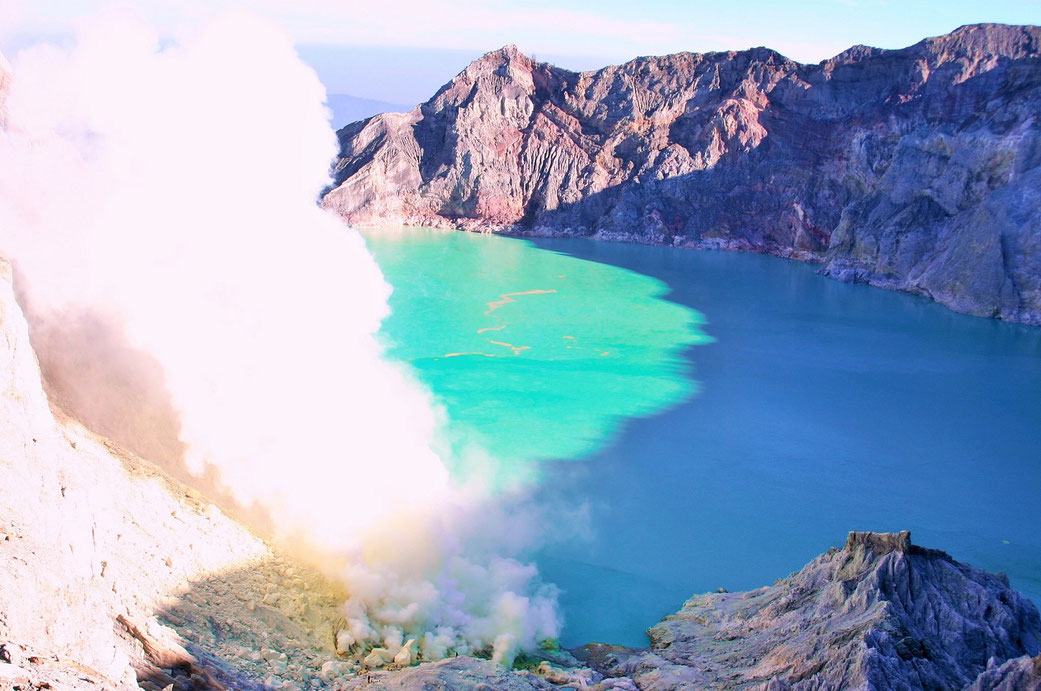 Le lac le plus acide au monde au fond du cratère du Kawah Ijen