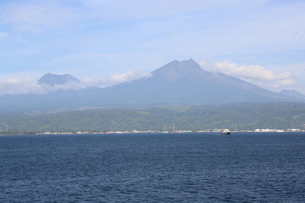 Vue de l'île de Java depuis le ferry provenant de Bali