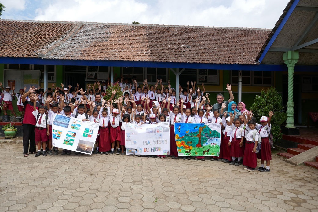 Une partie des écoliers de la 2èmre école remercient infiniment les écoliers du Mont-Vully !!!