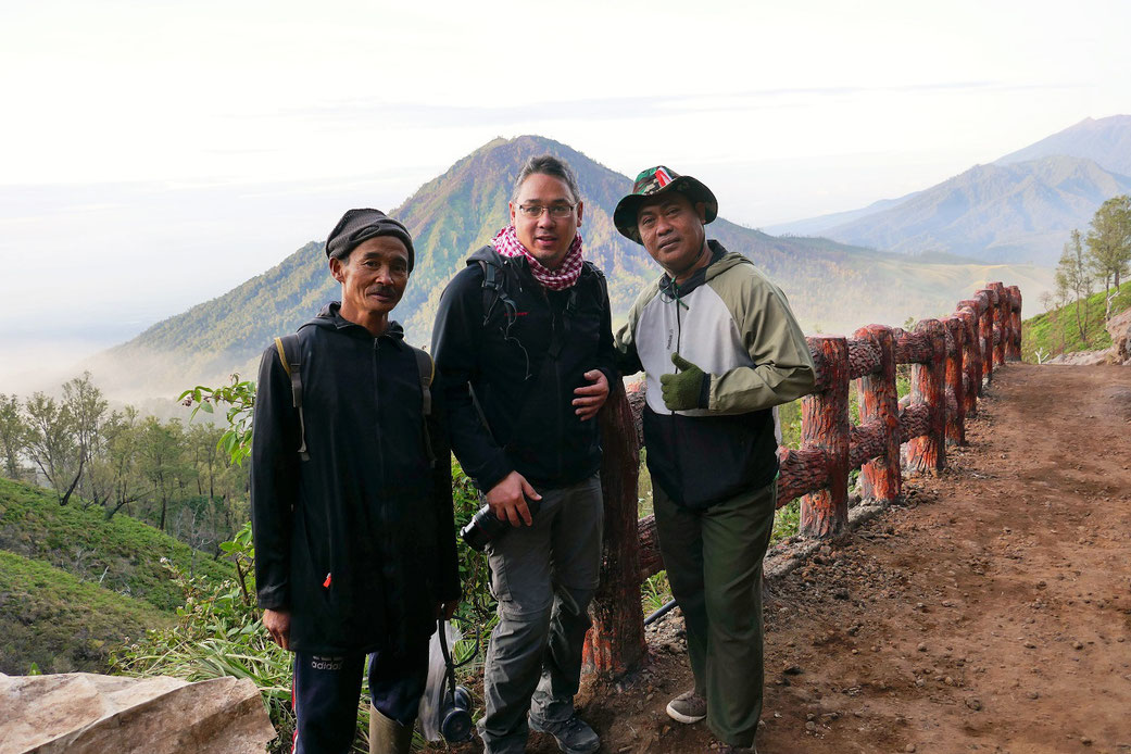 A gauche sur la photo Im Suarno mon guide et à droite Made (Manager de l'hôtel Bumbu Bali)