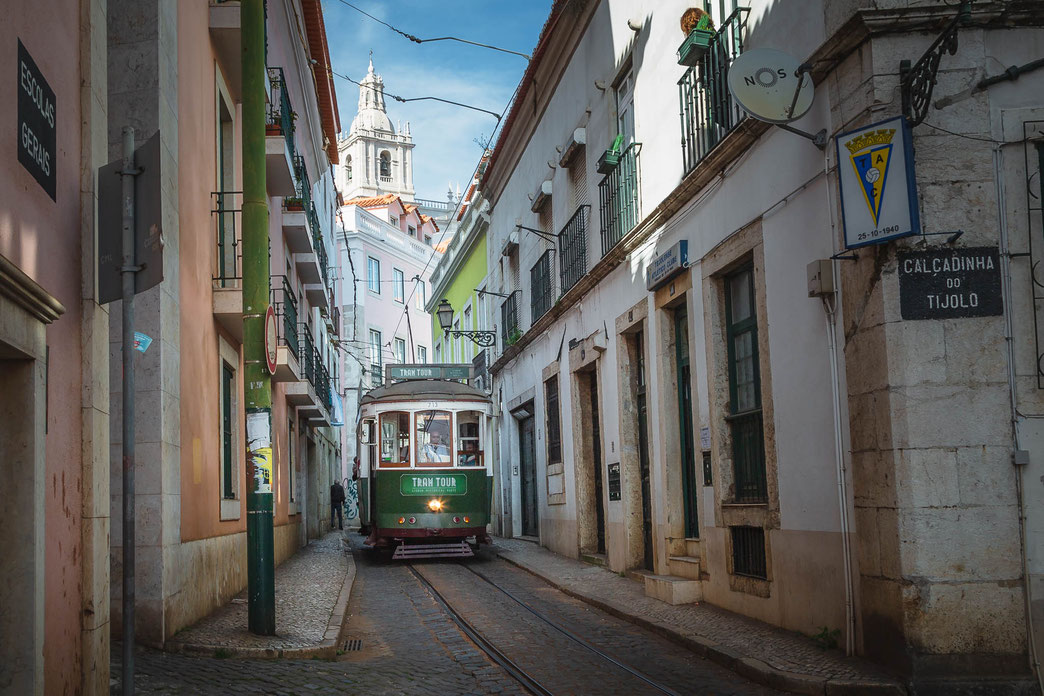 Straßenbahn in der Altstadt von Lissabon in enger Gasse