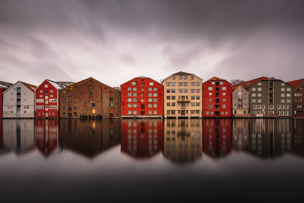 Speicherhäuser in Trøndheim am Nidelva in Norwegen mit Spiegelung