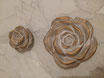 Rosen aus Beton mit Goldrand