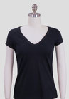 T-SHIRT SCHWARZ MIT V-AUSSCHNITT REGULÄRE PASSFORM | BLACK V-NECK T-SHIRT REGULAR FIT