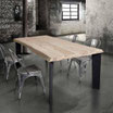 Tavolo in legno massello con gambe in metallo.
