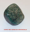 HSTCUKC CUPRIT MET KOPER EN CHRYSOCOLLA OP DISPLAYKAARTJE
