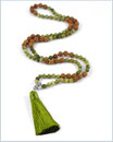 Handgeknotete Rudraksha Mala Kette mit Jade Edelsteinen - Sumati