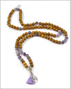 Mala mit Amethyst Edelsteinen und Sandelholz Perlen - Avani