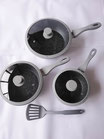 Set padelle antiaderente con pietra lavica e con coperchio più spatola. B740